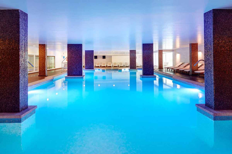 View of the indoor pool with jacuzzi and gooseneck and beds of the Mallorca Wellness SPA - Mediterraneo Hotel