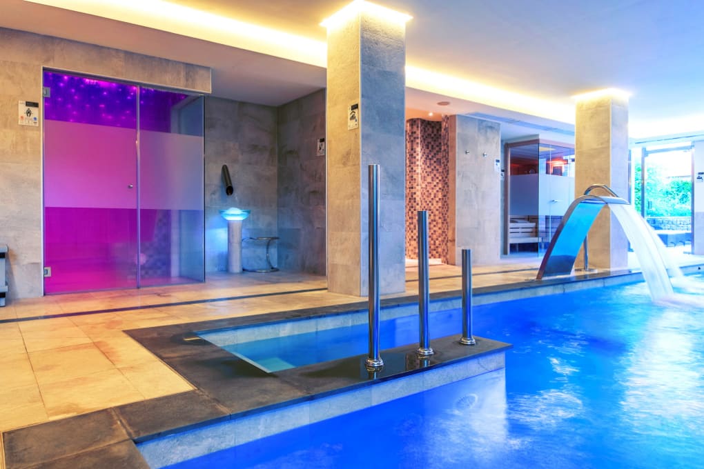 Relax in the climatized swimming pool at Spa Viva Blue in Alcudia, Mallorca, perfect for wellness and relaxation all year long.