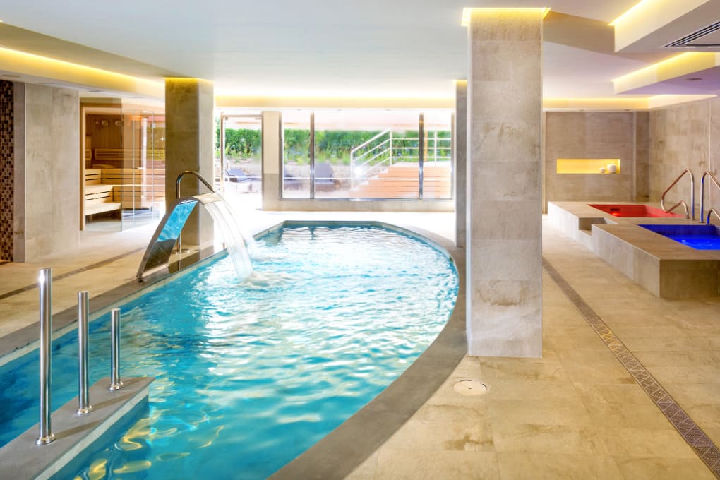 Heated swimming pool at Spa Viva Blue in Alcudia, Mallorca – a relaxing wellness experience year-round.