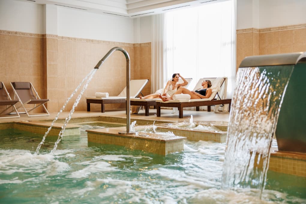 Friends enjoying the spa circuit at Spa Viva Cala Mesquida Suites in Mallorca – a perfect wellness getaway.